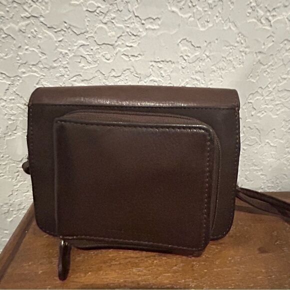 Pelle Studio Leather Crossbody Bag - Picture 3 of 7